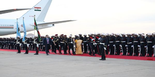 بوتسوانا پہنچنے پرصدرجمہوریہ مرموکا شانداراستقبال ، دونوں ممالک کے درمیان کئی معاہدوں پر دستخط ہوں گے