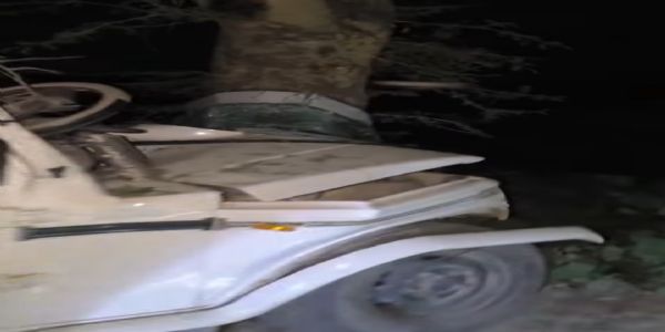 اتر پردیش کے بلیا میں درخت سے ٹکرا ئی بولیرو، تین افراد کی موت