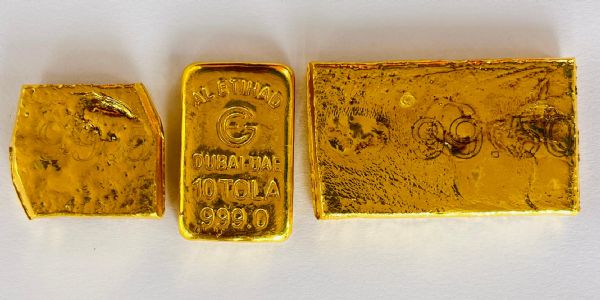 بھارت بنگلہ دیش سرحد پر 88.34 لاکھ روپے مالیت کے سونے کے بسکٹ برآمد، اسمگلر گرفتار