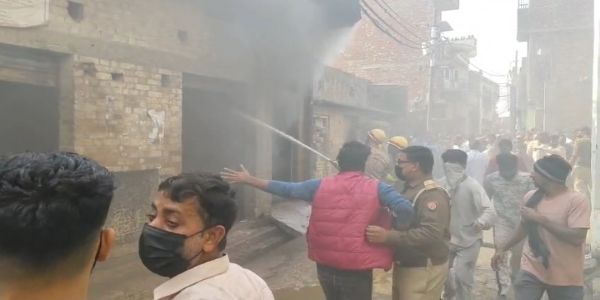 سنبھل: کیمیکل فیکٹری میں لگی آگ، کئی گھر خالی کرائے گئے