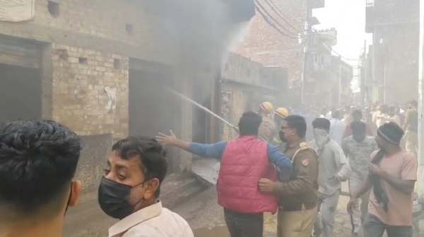 سنبھل: کیمیکل فیکٹری میں لگی آگ، کئی گھر خالی کرائے گئے سنبھل: کیمیکل فیکٹری میں لگی آگ، کئی گھر خالی کرائے گئے