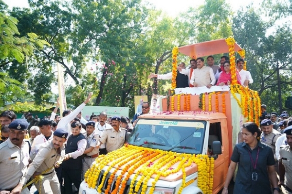 وزیر اعلیٰ نے دیواس میں روڈ شو کیا۔ وزیر اعلیٰ نے دیواس میں روڈ شو کیا۔