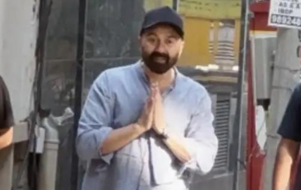 Sunny Deol lashes out at paparazzi amid Dharmendra illness Sunny Deol lashes out at paparazzi amid Dharmendra illness