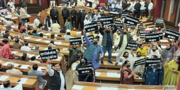 اے اے پی کونسلر ماسک پہن کر ایم سی ڈی پہنچے اور ایوان میں احتجاج کیا۔