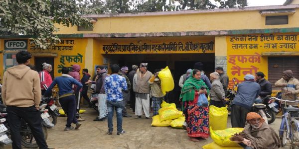 کھاد کی بلیک مارکیٹنگ کو روکنے کے لیے بڑی کاروائی ، 3,645 لائسنس منسوخ ، 418 ایف آئی آر درج