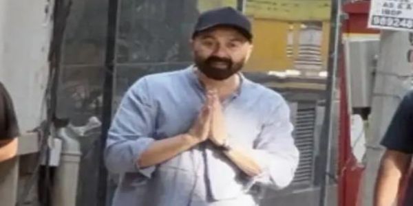 دھرمیندر کی خراب صحت کے درمیان پاپرازیوں پر برس پڑے سنی دیول