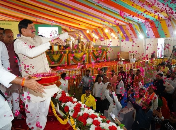 وزیر اعلیٰ نے دیواس میں ایک تقریب میں کسانوں پر پھول کی بارش کرتے ہوئے۔ وزیر اعلیٰ نے دیواس میں ایک تقریب میں کسانوں پر پھول کی بارش کرتے ہوئے۔