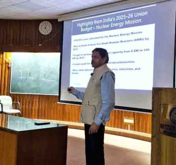 پروفیسر بی پی سنگھ خطبہ پیش کرتے ہوئے