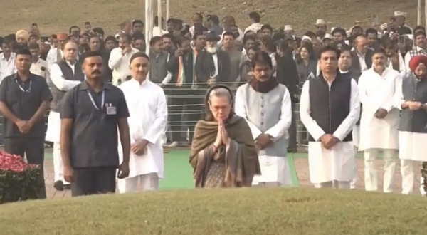 Congress leaders paid tribute at Shantivan on Nehru Jayanti Congress leaders paid tribute at Shantivan on Nehru Jayanti