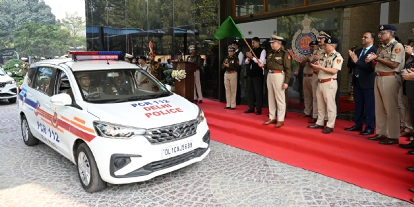 دہلی پولیس نے فیلڈ کی طاقت میں اضافہ کیا : 55 نئی پی سی آر وین اور 156 موٹر سائیکلیں بیڑے میں شامل