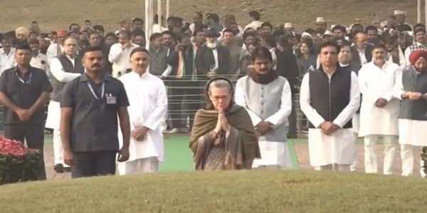 نہرو جینتی پر کانگریس قائدین نے شانتی ون میں خراج عقیدت پیش کیا، نہرو کی وراثت کو جدید ہندوستان کی بنیاد قرار دیا