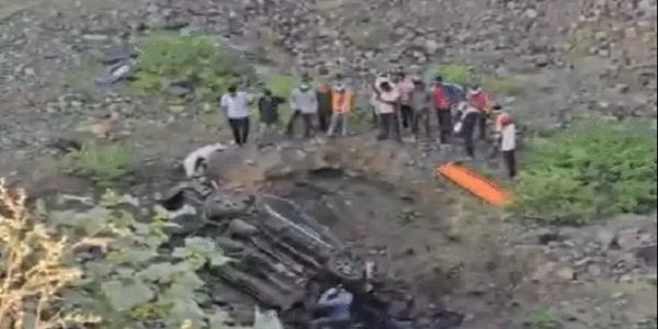 مدھیہ پردیش کے رتلام میں دہلی -ممبئی ایکسپریس وے پر تیز رفتار کار کھائی میں گری، پانچ افراد ہلاک