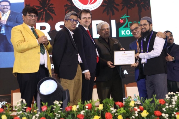 ڈاکٹر حامد اشرف ایوارڈ حاصل کرتے ہوئے