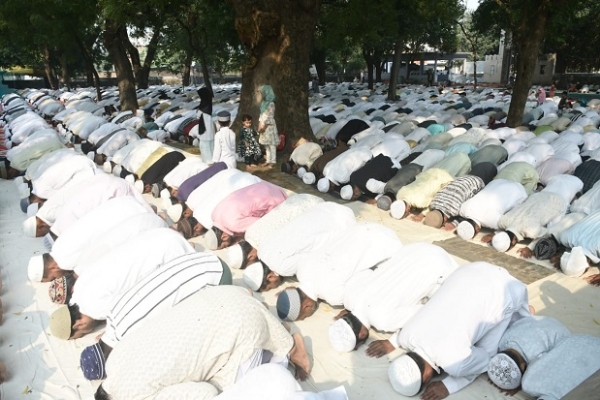 Weavers in Varanasi offered Aghanee Jummah Namaz Weavers in Varanasi offered Aghanee Jummah Namaz