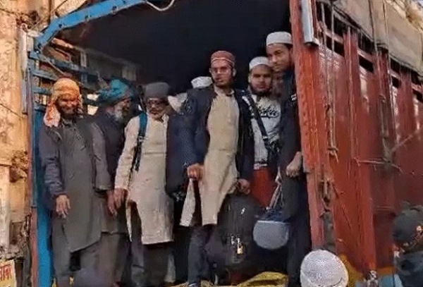 اجتماع گاہ پر ٹرکوں سے بھی پہنچ رہے ہیں لوگ۔