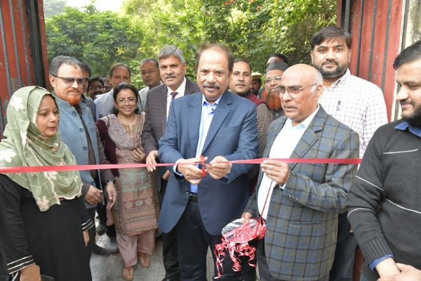 افتتاح کرتے ہوئے سابق وائس چانسلر افتتاح کرتے ہوئے سابق وائس چانسلر