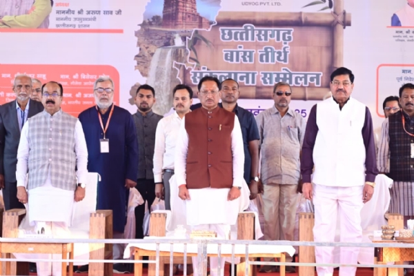 وشنو دیو سائے نے 140 فٹ اونچے بانس کے ٹاور پر ترنگا لہراتے ہوئے کہا کہ یہ ڈھانچہ چھتیس گڑھ کی روایت، مہارت اور اختراع کی نمائندگی کرتا ہے وشنو دیو سائے نے 140 فٹ اونچے بانس کے ٹاور پر ترنگا لہراتے ہوئے کہا کہ یہ ڈھانچہ چھتیس گڑھ کی روایت، مہارت اور اختراع کی نمائندگی کرتا ہے