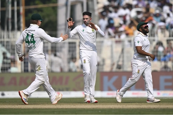 کولکاتہ ٹیسٹ: بھارت کی پہلی اننگز 189 پر سمٹی ، 30 رنز کی برتری حاصل کولکاتہ ٹیسٹ: بھارت کی پہلی اننگز 189 پر سمٹی ، 30 رنز کی برتری حاصل