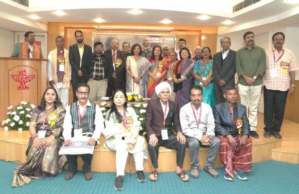 ساہتیہ اکادمی کے ادب اطفال ایوارڈ 2025 سے نوازے گئے مصنفین نے اپنے تجربات بیان کئے ساہتیہ اکادمی کے ادب اطفال ایوارڈ 2025 سے نوازے گئے مصنفین نے اپنے تجربات بیان کئے