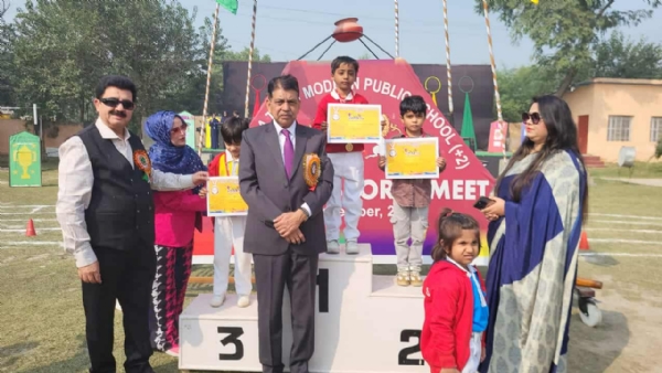 انعام حاصل کرتے محمد ہمدان انعام حاصل کرتے محمد ہمدان