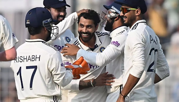 کولکاتا ٹیسٹ: بھارت کی اسپن پر گرفت مضبوط، رویندرجڈیجہ نے 4 وکٹیں حاصل کیں کولکاتا ٹیسٹ: بھارت کی اسپن پر گرفت مضبوط، رویندرجڈیجہ نے 4 وکٹیں حاصل کیں