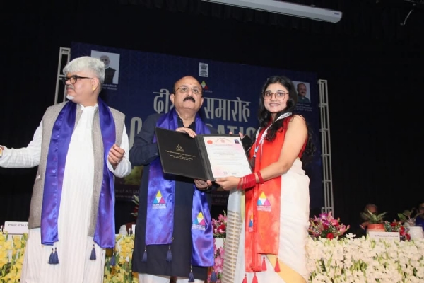 کالج آف آرٹس کے کانووکیشن میں شامل ہوئے وزیر سود کالج آف آرٹس کے کانووکیشن میں شامل ہوئے وزیر سود