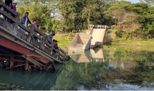 Iron bridge over Raidak river collapses in Cooch Behar Iron bridge over Raidak river collapses in Cooch Behar