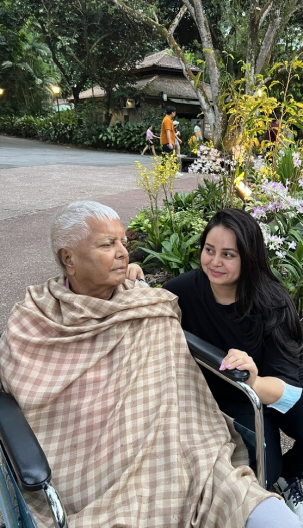 لالو یادو کی بیٹی روہنی آچاریہ نے آر جے ڈی چھوڑی، لگائے سنگین الزامات لالو یادو کی بیٹی روہنی آچاریہ نے آر جے ڈی چھوڑی، لگائے سنگین الزامات