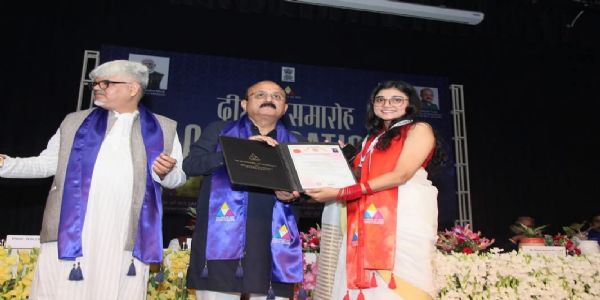 کالج آف آرٹس کے کانووکیشن میں شامل ہوئے وزیر سود