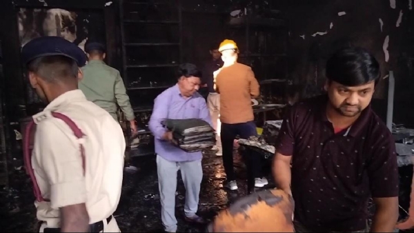 جی ایس ٹی دفتر میں لگی آگ، کمپیوٹر اور دستاویزات جل کر خاکستر جی ایس ٹی دفتر میں لگی آگ، کمپیوٹر اور دستاویزات جل کر خاکستر