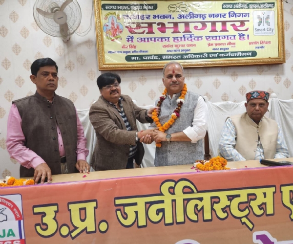 استقبال کرتے ہوئے ایم ایل اے استقبال کرتے ہوئے ایم ایل اے