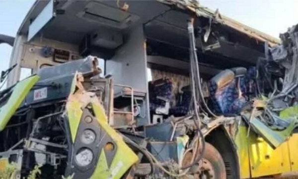 ورنگل۔حیدرآباد ہائی وے پر آر ٹی سی بس خوفناک حادثہ کا شکار، دو ہلاک، 6 زخمی ورنگل۔حیدرآباد ہائی وے پر آر ٹی سی بس خوفناک حادثہ کا شکار، دو ہلاک، 6 زخمی