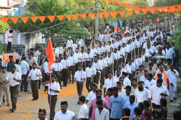 کرناٹک کے چت پور میں آر ایس ایس کا پرامن مارچ کرناٹک کے چت پور میں آر ایس ایس کا پرامن مارچ