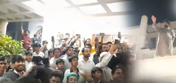 محمد شہاب الدین کے انداز میں نظر آئے اوسامہ شہاب ، چھت پر چڑھ کر لوگوں کا کیا خیر مقدم محمد شہاب الدین کے انداز میں نظر آئے اوسامہ شہاب ، چھت پر چڑھ کر لوگوں کا کیا خیر مقدم