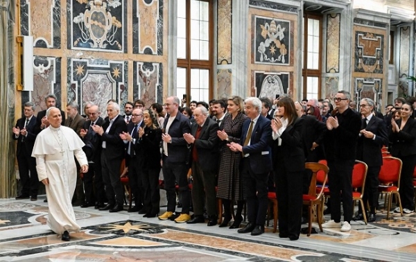 اپوسٹولک پیلس میں پوپ کے پہنچنے پر تمام لوگ احتراماً کھڑے ہوئے۔تصویر: ویٹیکن نیوز اپوسٹولک پیلس میں پوپ کے پہنچنے پر تمام لوگ احتراماً کھڑے ہوئے۔تصویر: ویٹیکن نیوز