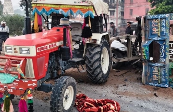 ٹریکٹر-ٹرالی سے ٹکرائی تیز رفتار کار میں 5 افراد ہلاک ٹریکٹر-ٹرالی سے ٹکرائی تیز رفتار کار میں 5 افراد ہلاک