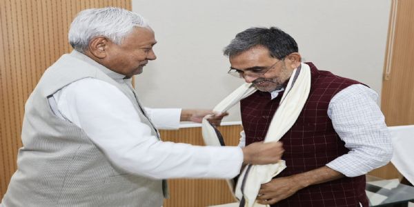 بہار اسمبلی انتخابات میں این ڈی اے کی جیت کے بعد رہنماؤں کے درمیان ملاقاتوں کا سلسلہ تیز ، اوپیندر کشواہا نے نتیش کمار سے ملاقات کی