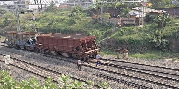 مال گاڑی کاپہیہ پٹری سے اترا، بڑا حادثہ ٹل گیا