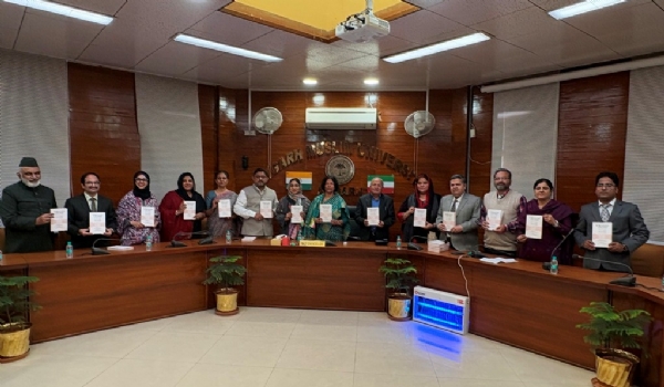 کتاب کا اجرا کرتے ہوئے