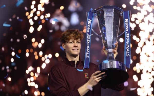 اے ٹی پی فائنلز: جنیک سنر نے الکاراز کو سیدھے سیٹوں میں شکست دے کر لگاتار دوسرا خطاب جیتا اے ٹی پی فائنلز: جنیک سنر نے الکاراز کو سیدھے سیٹوں میں شکست دے کر لگاتار دوسرا خطاب جیتا