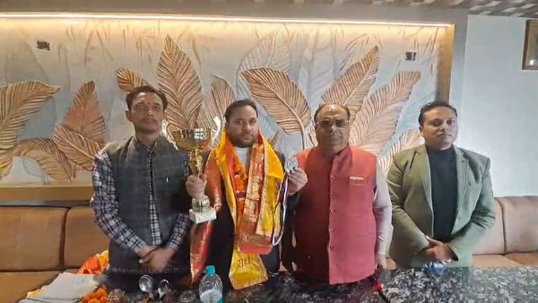 شطرنج کھلاڑی جاندی تمغہ کے ساتھ