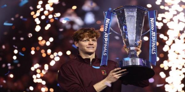 اے ٹی پی فائنلز: جنیک سنر نے الکاراز کو سیدھے سیٹوں میں شکست دے کر لگاتار دوسرا خطاب جیتا