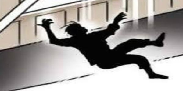 گھر کی بالکونی سے گر کر نوجوان کی مشتبہ حالت میں موت ۔ اہل خانہ نے قتل کا شبہ ظاہر کیا۔