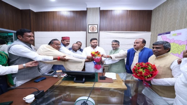 آر جے ڈی کی میٹنگ میں تیجسوی یادو قانون ساز پارٹی کے لیڈر منتخب، لالو پرساد نے سبھی لیڈران کو دیا واضح پیغام آر جے ڈی کی میٹنگ میں تیجسوی یادو قانون ساز پارٹی کے لیڈر منتخب، لالو پرساد نے سبھی لیڈران کو دیا واضح پیغام