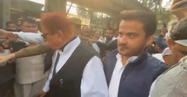 دو پین کارڈ کیس: ایس پی لیڈر اعظم خان اور بیٹے عبداللہ اعظم کو 7-7 سال کی سزا دو پین کارڈ کیس: ایس پی لیڈر اعظم خان اور بیٹے عبداللہ اعظم کو 7-7 سال کی سزا