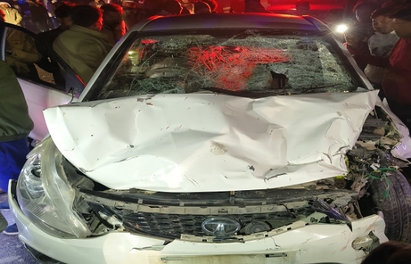 بہار کے مغربی چمپارن میں بے قابو کار نے باراتیوں کو کچلا،تین کی موت بہار کے مغربی چمپارن میں بے قابو کار نے باراتیوں کو کچلا،تین کی موت