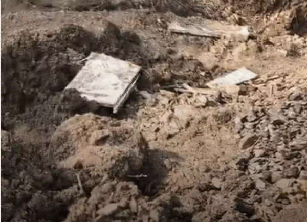 فاریسٹ آفیسر نے اپنی بیوی اور دو بچوں کو قتل کر کے دفن کر دیا ، 10 دن بعد اس کے گھر کے قریب ایک گڑھے سے لاشیں بر آمد فاریسٹ آفیسر نے اپنی بیوی اور دو بچوں کو قتل کر کے دفن کر دیا ، 10 دن بعد اس کے گھر کے قریب ایک گڑھے سے لاشیں بر آمد