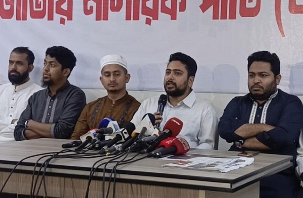 بنگلہ دیش کے باغی طلبہ لیڈر اور این سی پی کے کنوینر ناہد اسلام منگل کی شام اپنی پارٹی کے بنگلاموٹر دفتر میں پریس کانفرنس کے دوران دائیں طرف سے دوسرے نمبر پر۔ تصویر بی ایس ایس بنگلہ دیش کے باغی طلبہ لیڈر اور این سی پی کے کنوینر ناہد اسلام منگل کی شام اپنی پارٹی کے بنگلاموٹر دفتر میں پریس کانفرنس کے دوران دائیں طرف سے دوسرے نمبر پر۔ تصویر بی ایس ایس