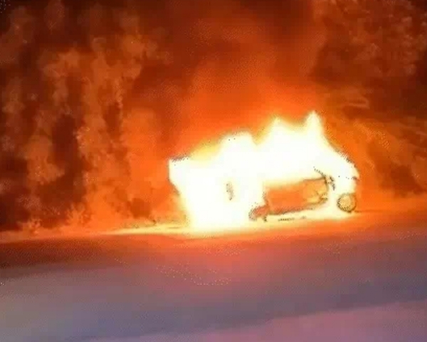 گجرات: ایمبولینس میں آگ لگ گئی، نومولود اور ڈاکٹر سمیت 4 افراد جاں بحق گجرات: ایمبولینس میں آگ لگ گئی، نومولود اور ڈاکٹر سمیت 4 افراد جاں بحق