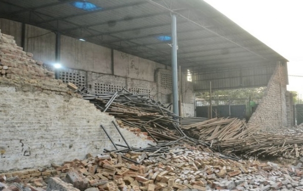 Warehouse wall collapses, 4 women under debris, 2 dead